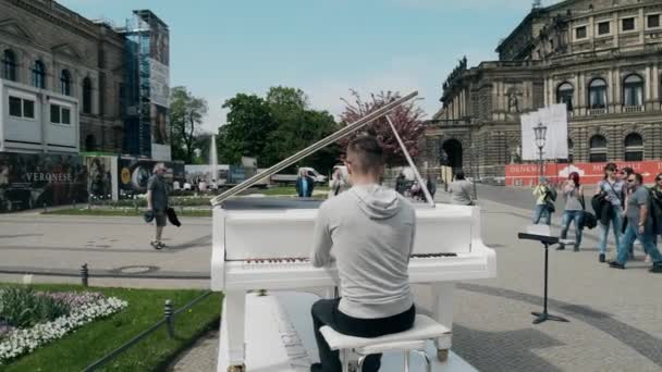 DRESDEN, GERMANIA - 2 MAGGIO 2018 Pianista che suona il pianoforte a coda nel centro della città — Video Stock