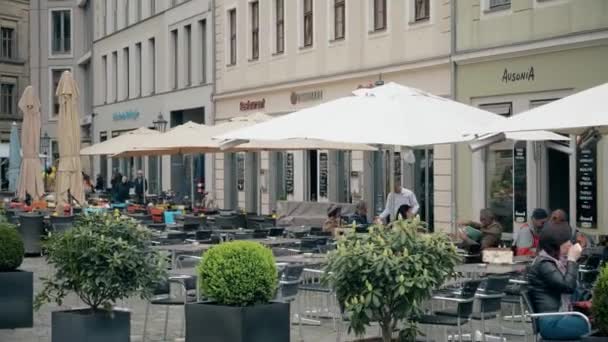 Drezda, Németország - május 2, 2018. Utcai kávézók és éttermek a turisztikai hely — Stock videók
