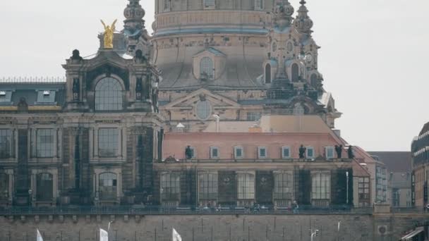 Dresden, Tyskland - 2 maj 2018. Frauenkirshe eller Vårfrukyrkan teleobjektiv sköt — Stockvideo