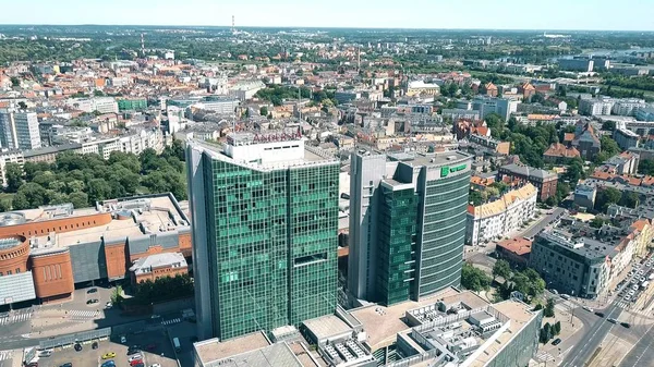 ポズナン, ポーランド - 2018 年 5 月 20 日。館内塔のポズナン金融センター空撮 — ストック写真