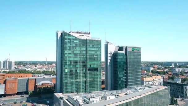 Poznan, Polen - 20 mei 2018. Luchtfoto van Andersia toren en het financiële centrum van Poznan — Stockvideo
