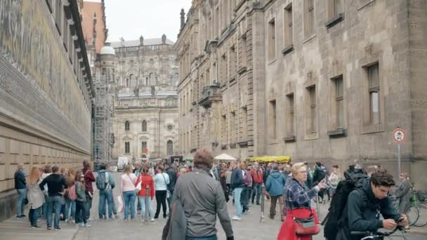 Dresden, Duitsland - 2 mei 2018. Rondleiding in de oude stad — Stockvideo