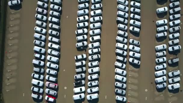 Vista aerea dall'alto verso il basso di un nuovo grande magazzino auto — Video Stock