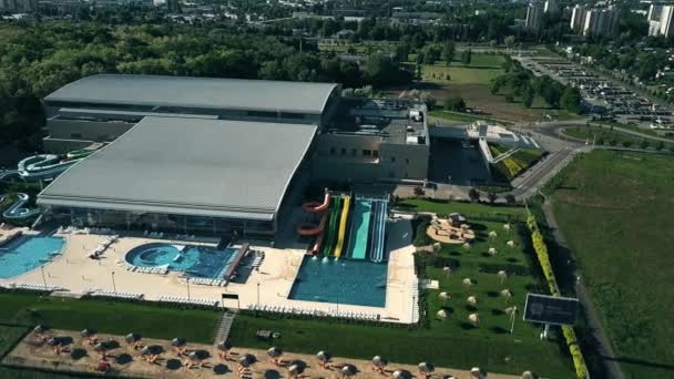 Poznan, polen - 20. Mai 2018. luftaufnahme termy maltanskie aquapark — Stockvideo