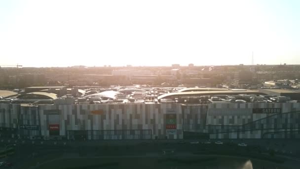 POZNAN, POLONIA - 20 DE MAYO DE 2018. Vista aérea del centro comercial Avenida por la noche — Vídeos de Stock