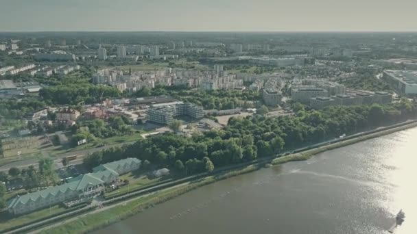 Antenn skott av sjön Malta och Poznan citycape, Polen — Stockvideo