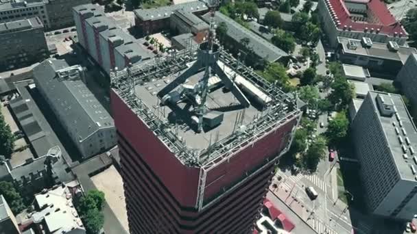 Luchtfoto van een moderne hoog stijgingsgebouw dak — Stockvideo