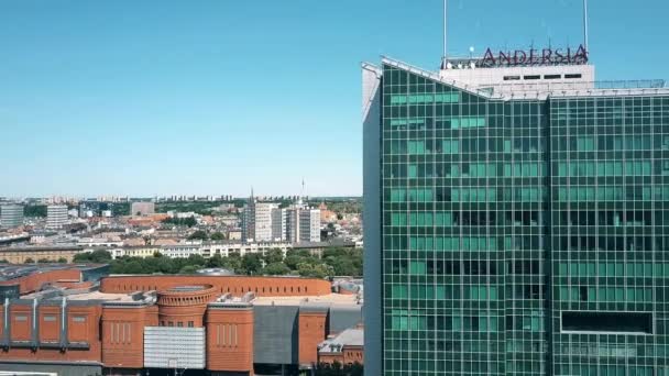 Poznaň, Polsko - 20. května 2018. Letecký snímek Andersia Tower a Poznaň finanční centrum — Stock video