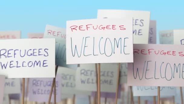 Vluchtelingen welkom borden op straat demonstratie. Conceptuele loopbare animatie — Stockvideo