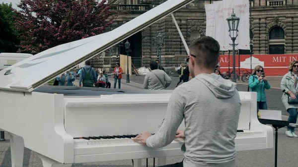 Dresden Alemanha Maio 2018 Jovem Tocando Piano Cauda — Fotografia de Stock