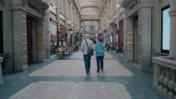Лейпциг, Німеччина - 1 травня 2018. Старший пара прогулянки з Madler Arkaden — стокове відео