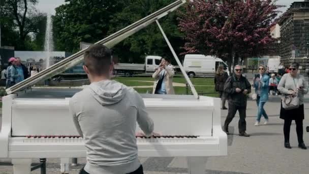 Dresden, Duitsland - 2 mei 2018. Pianist speelt piano in het centrum van de stad — Stockvideo