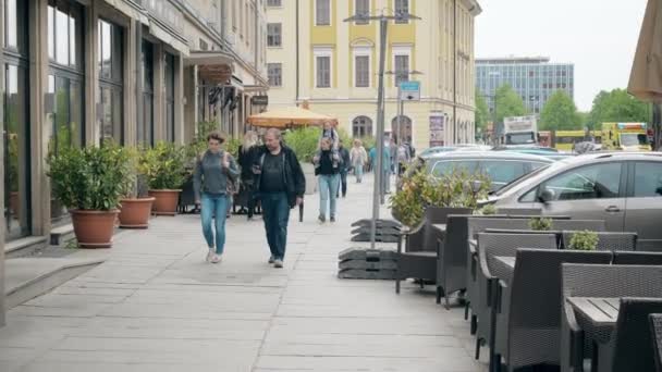 Δρέσδη, Γερμανία - 2 Μαΐου 2018. Street στο κέντρο της πόλης — Αρχείο Βίντεο