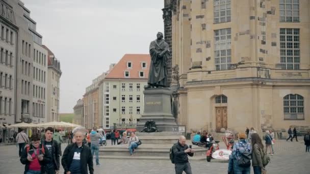 Dresden, deutschland - 2. mai 2018. martin-luther-denkmal in der innenstadt — Stockvideo