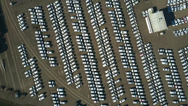 Vista aérea de arriba hacia abajo de un almacén grande del fabricante del coche — Foto de Stock