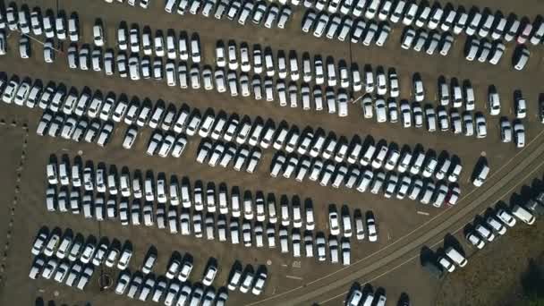 Vista aérea de arriba hacia abajo de un almacén grande del fabricante del coche — Vídeos de Stock