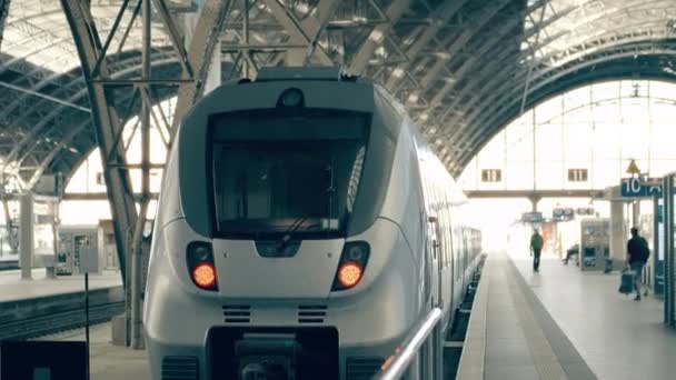 Современный поезд до Берлина. Путешествие в Германию концептуальный вступительный клип — стоковое видео