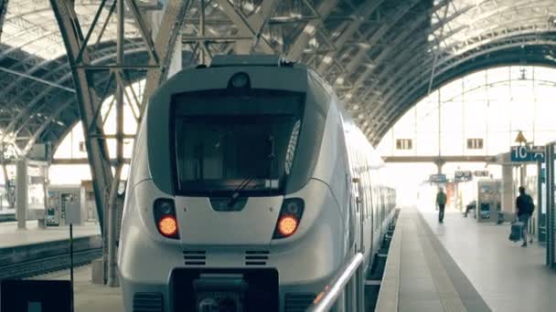 Современный поезд в Эссен. Путешествие в Германию концептуальный вступительный клип — стоковое видео