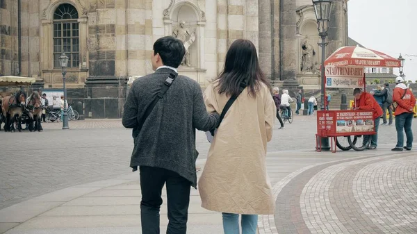 DRESDEN, ALLEMAGNE - 2 MAI 2018. Couple asiatique marche dans la ville lieu touristique — Photo