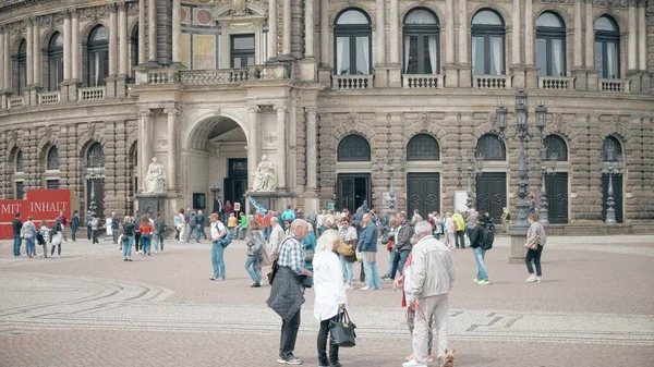 Dresden, deutschland - 2. mai 2018. überfüllter touristenplatz in der stadt — Stockfoto