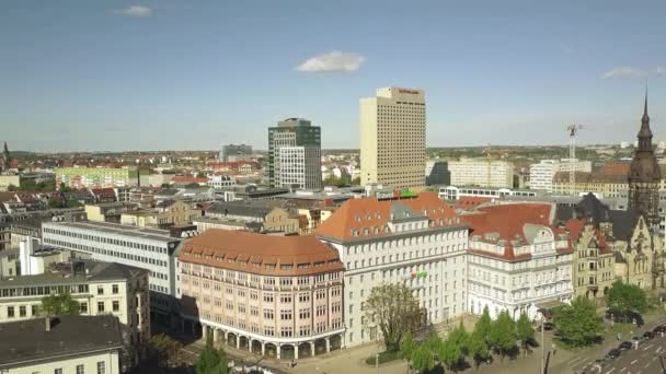 LEIPZIG, GERMANY - MAY 1, 2018. Aerial shot of the city involving the Travel24 Hotel building — Stock Video