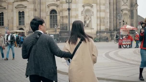 Dresden, Tyskland - 2 maj 2018. Asiatiska par promenad i staden turist plats — Stockvideo