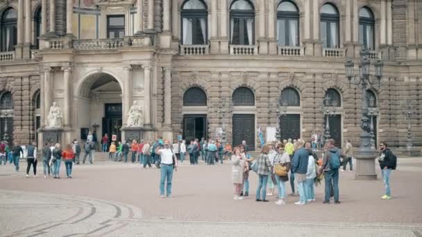 Dresden, Duitsland - 2 mei 2018. Drukke toeristische plaats in het centrum van de stad — Stockvideo