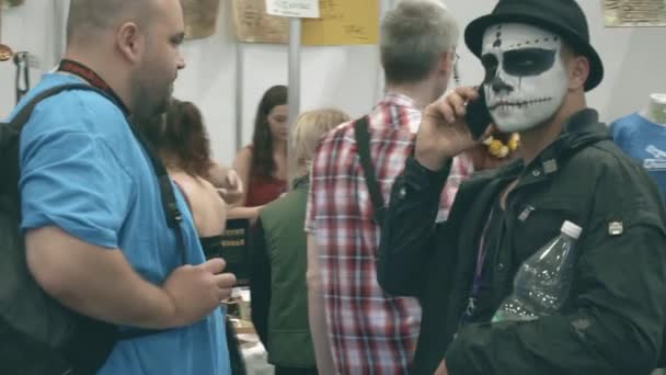 POZNAN, POLÓNIA - 19 de maio de 2018. participante da convenção Pyrkon vestindo faceart assustador falando em seu telefone — Vídeo de Stock