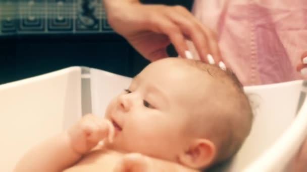 Πλύσιμο μαμά μωρό κορίτσι μαλλιά — Αρχείο Βίντεο