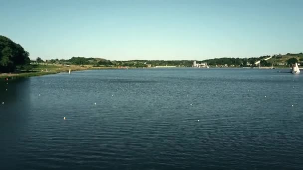 Veduta aerea delle piste da canottaggio sul lago di Malta a Poznan, Polonia — Video Stock