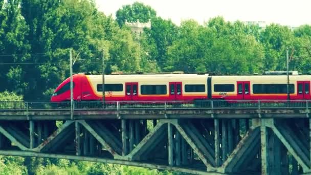 Warsaw, Polen - 31 mei 2018. Moderne Skm trein beweegt langs de brug — Stockvideo