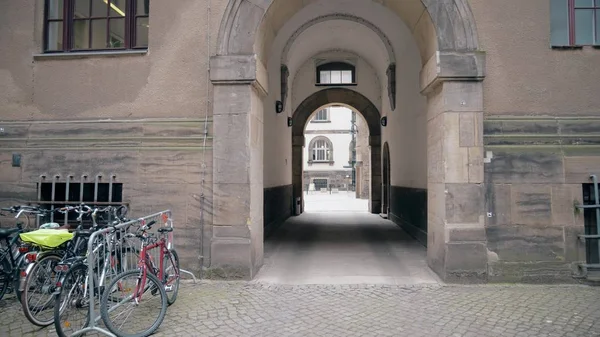 Antiguo arco de construcción en el centro de Dresde, Alemania —  Fotos de Stock