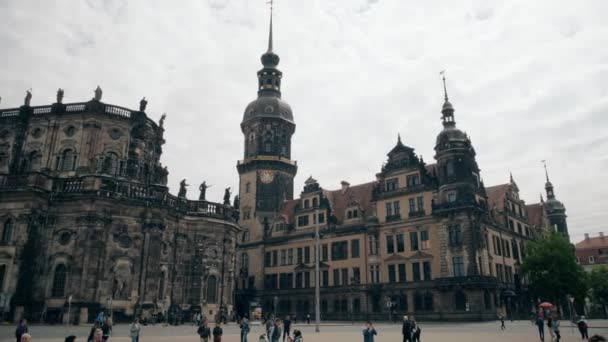 Dresden, Duitsland - 2 mei 2018. Hofkirche kerk en Hausmannsturm toren in het centrum van de stad — Stockvideo
