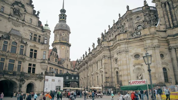 Dresden, Tyskland - 2 maj 2018. Residenzschloss eller Dresden slott och Hofkirche kyrka i centrum — Stockfoto