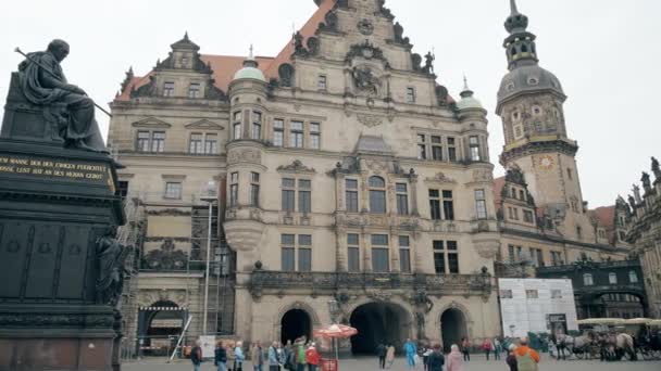 DRESDEN, ALEMANIA - 2 DE MAYO DE 2018. Residenzschloss o el castillo de Dresde y la iglesia de Hofkirche en el centro de la ciudad — Vídeos de Stock