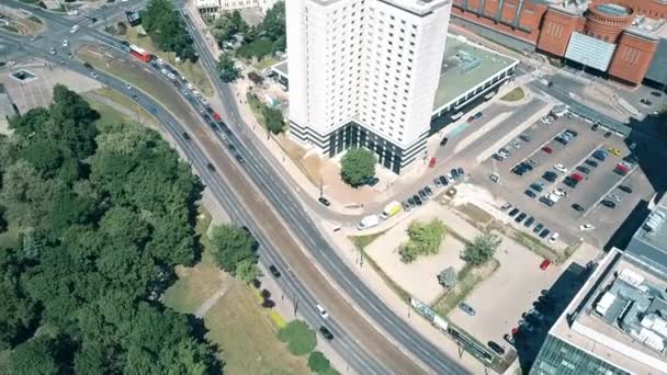 Poznan, Polen - 20 mei 2018. Luchtfoto van de stad en Hotel Novotel Poznan Centrum straat verkeer — Stockvideo