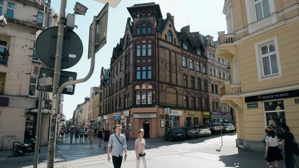 Poznan, Polen - 20 maj 2018. Fullsatt Polwiejska street i centrum — Stockfoto