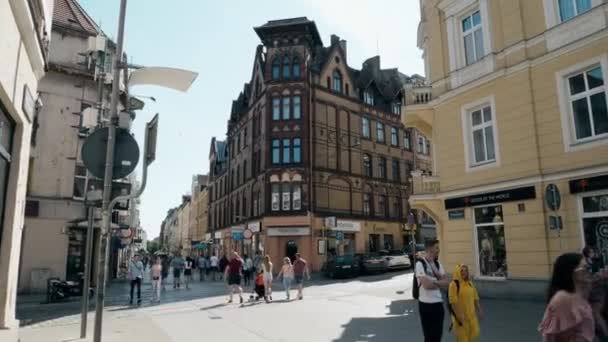Poznan, Lengyelország - május 20, 2018. Zsúfolt Polwiejska street belvárosában — Stock videók