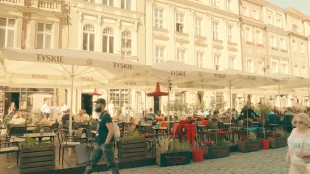Poznan, Polonya - 20 Mayıs 2018. Sokak kafeleri şehir merkezinde kalabalık — Stok video