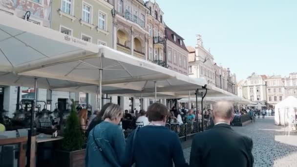 Posen, Polen - 20. Mai 2018. Straßencafés und Restaurants im Stadtzentrum — Stockvideo