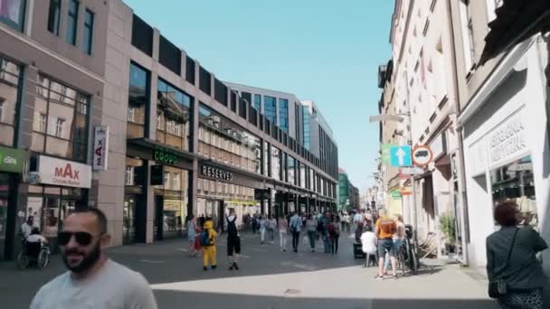 POZNAN, POLOGNE - 20 MAI 2018. Rue piétonne bondée dans le centre-ville — Video