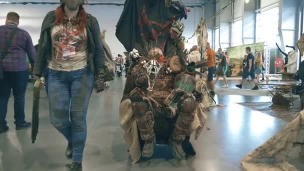 Poznaň, Polsko - 19. května 2018. Pyrkonu účastníci apokalyptické vojenských kostýmech — Stock video