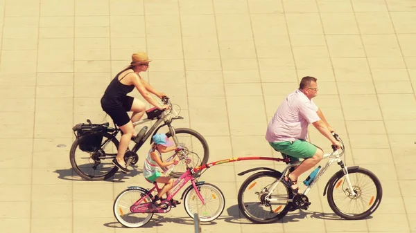 Varšava, Polsko - 31. května 2018. Rodina na kole s přívěsem kolo pro dítě — Stock fotografie