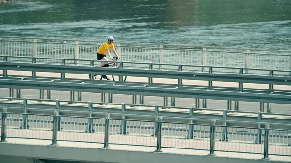 WARSAW, POLAND - MAY 31, 2018. Man cycling along the Vistula river bridge — Stock Photo, Image