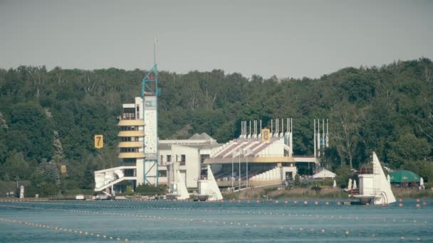 ポズナン、ポーランド マルタ湖上のトラックをボート — ストック動画