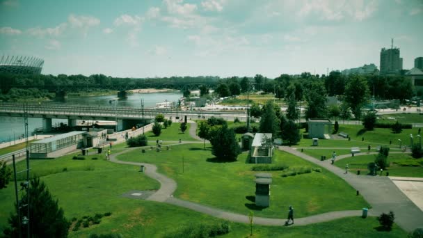 Park a Visztula folyó a rakparton egy napsütéses napon, Varsó — Stock videók