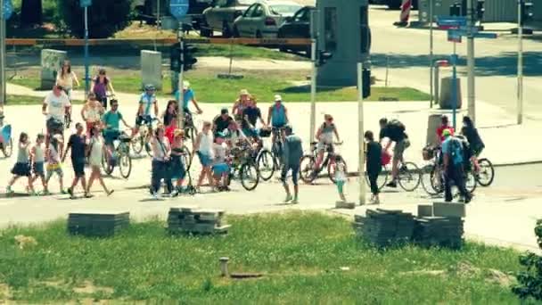 WARSAW, POLONIA - 31 MAGGIO 2018. Pedoni e ciclisti attraversano la strada in una giornata di sole — Video Stock