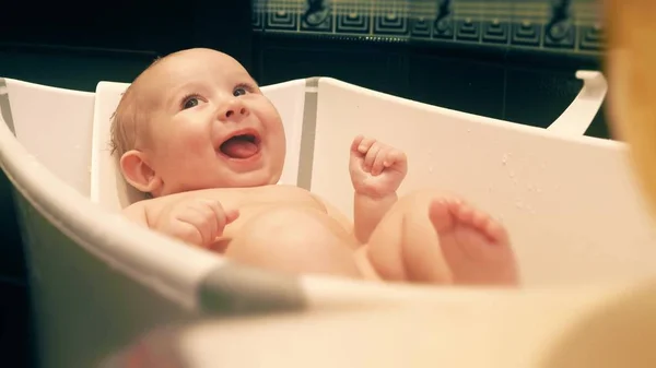 Heureux bébé fille dans une baignoire — Photo