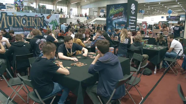 POZNAN, POLÓNIA - 19 de maio de 2018. Jovens jogando jogos de tabuleiro na convenção Pyrkon — Fotografia de Stock