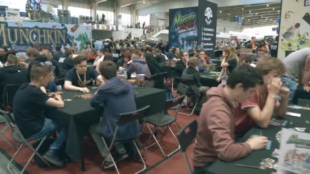 POZNAN, POLONIA - 19 DE MAYO DE 2018. Jóvenes jugando juegos de mesa en la convención Pyrkon — Vídeo de stock